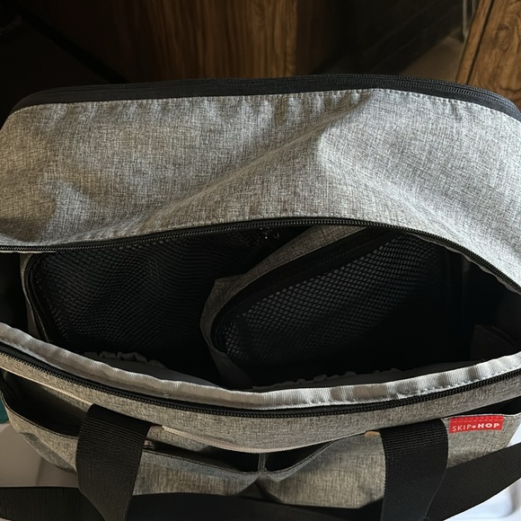 HP 10/26 🌟 Gently used (only 3 times) Skip hop Diaper Bag: Iconic Duo Weekender - Picture 7 of 12